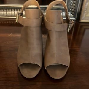 Tahari peep toe shoes